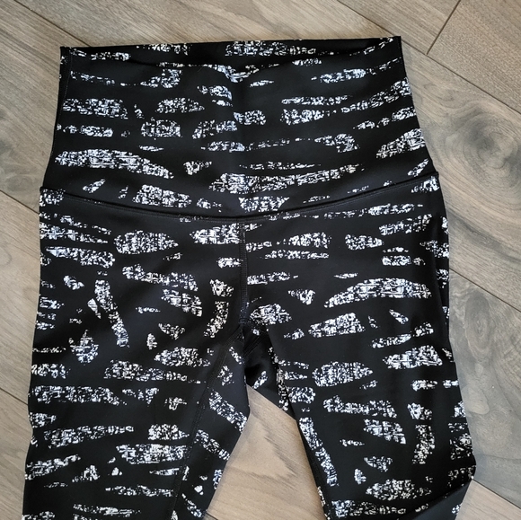 SOLD Lululemon Wunder Under High Rise - Picture 3 of 10